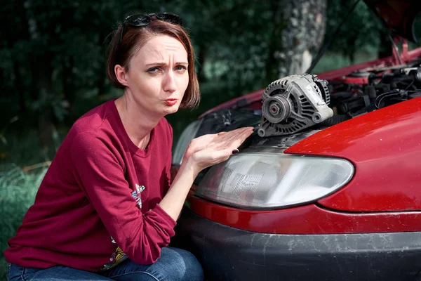 Una Joven Para Coche Roto Tiene Una Mala Pieza Repuesto — Foto de Stock