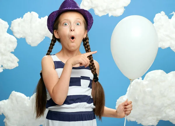 Fată Îmbrăcată Rochie Dungi Pălărie Culoare Pozând Fundal Albastru Nori — Fotografie, imagine de stoc