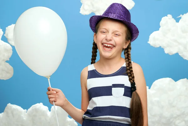 Fille Habillée Robe Rayée Chapeau Couleur Posant Sur Fond Bleu — Photo