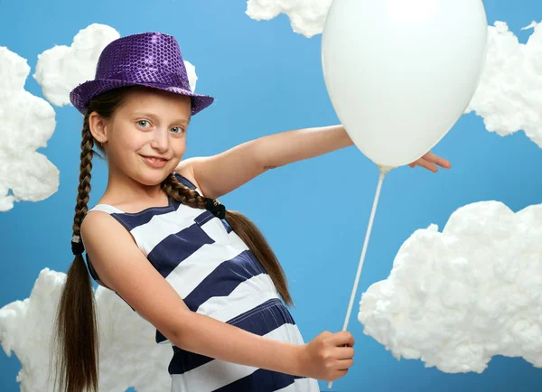 Fille Habillée Robe Rayée Chapeau Couleur Posant Sur Fond Bleu — Photo