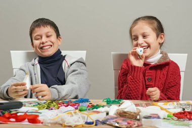 Süslemeleri için yeni yıl tatili yapma çocuk. Resim suluboya. Üstten görünüm. Sanat çalışma alanı ile yaratıcı aksesuarları.