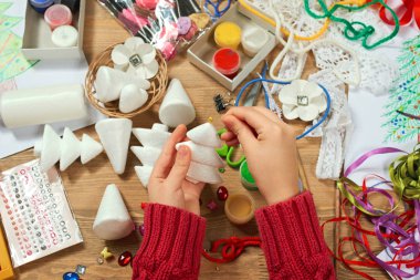 Süslemeleri için yeni yıl tatili yapma çocuk. Resim suluboya. Üstten görünüm. Sanat çalışma alanı ile yaratıcı aksesuarları.