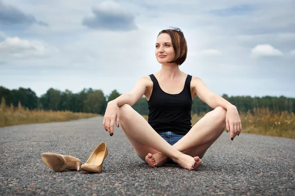 Young Girl Sitting Barefoot Road She Left Her Shoes Road — Stock Photo, Image