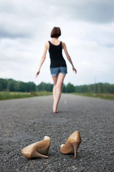 Young Girl Walking Barefoot Road She Left Her Shoes Road — Stock Photo, Image