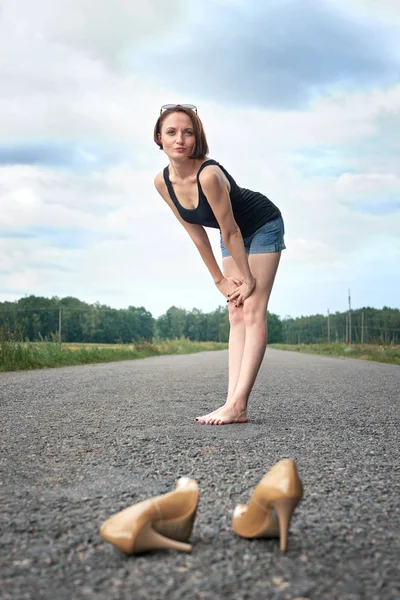 Genç Kız Çıplak Ayakla Yolda Sol Onu Yolda Ayakkabı Unutmuş — Stok fotoğraf