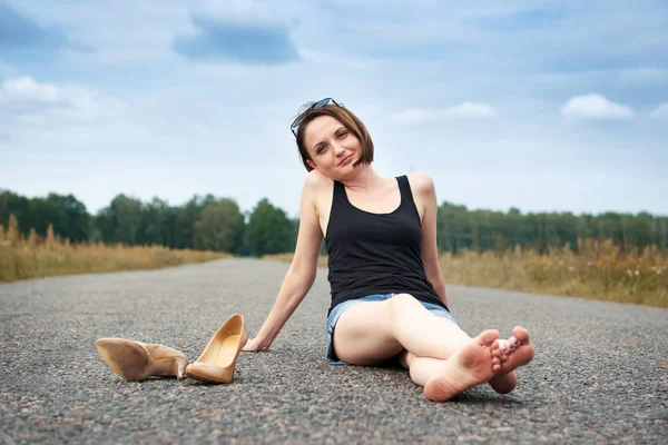 Young Girl Sitting Barefoot Road She Left Her Shoes Road — Stock Photo, Image