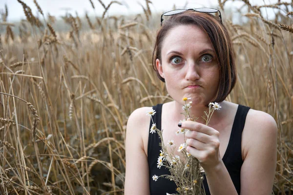 Young Girl Bouquet Flowers Sitting Wheat Field She Picks Flower — Stock Photo, Image