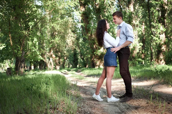 Jeune Couple Marchant Dans Forêt Nature Estivale Lumière Soleil Ombres — Photo