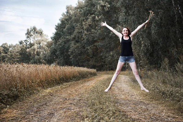 Fiatal Lány Jumping Mezítláb Föld Úton Keresztül Mező Erdő Koncepció — Stock Fotó