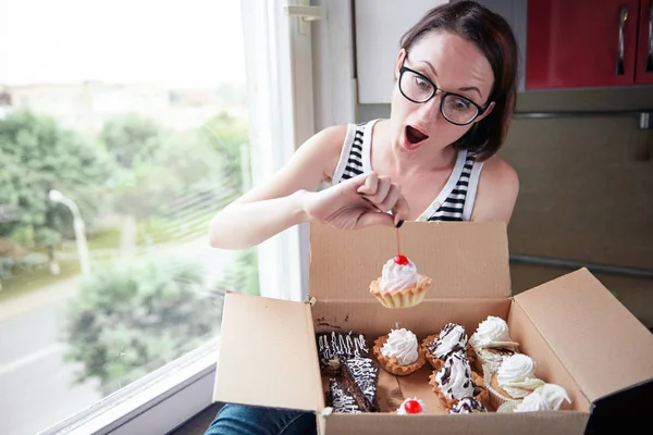 Menina Comer Bolos Saborosos Sentado Janela Comida Doce Prazer — Fotografia de Stock