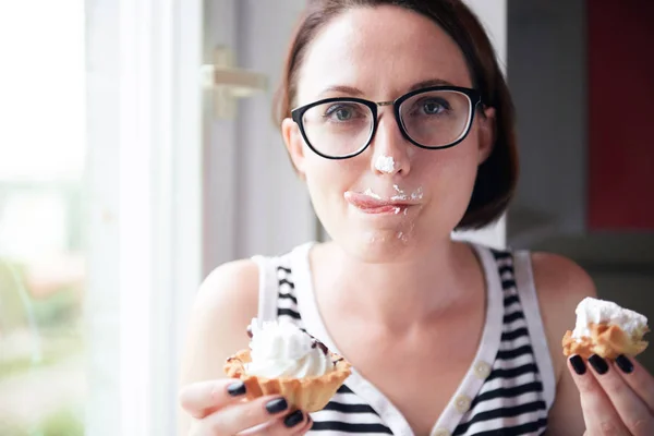 Menina Comer Bolos Saborosos Sentado Janela Comida Doce Prazer — Fotografia de Stock