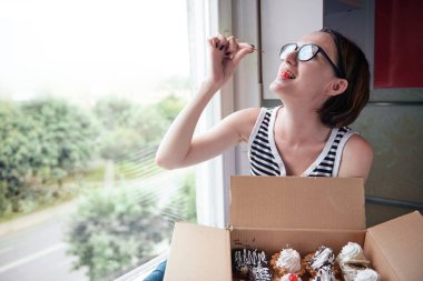 yemek lezzetli kek, pencere, tatlı gıda ve zevk tarafından oturan kız