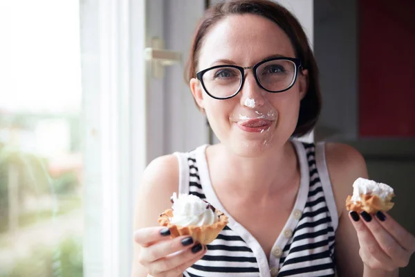 Menina Comer Bolos Saborosos Sentado Janela Comida Doce Prazer — Fotografia de Stock