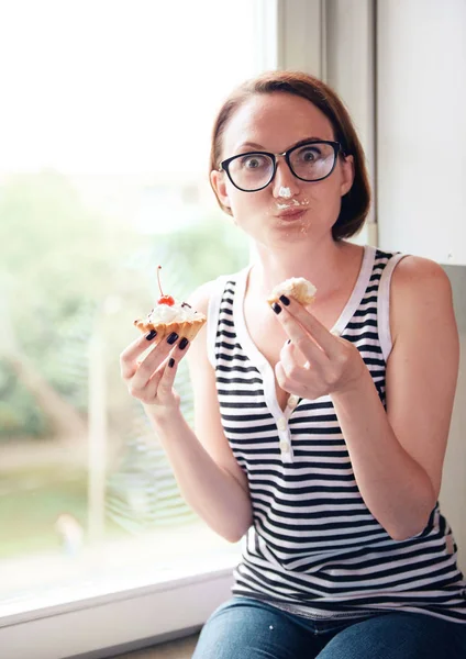 Menina Comer Bolos Saborosos Sentado Janela Comida Doce Prazer — Fotografia de Stock