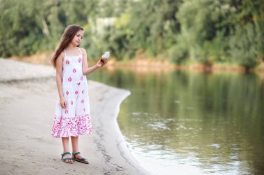 nehirde gemi yelken bir oyuncakla oynayan kız