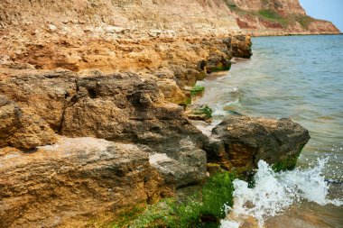 güzel deniz manzara, portre sahilde, Yalı yüksek tepeler, vahşi doğa ile taştan