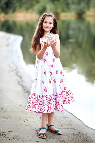 Girl Playing Toy Sailing Ship River — Stock Photo, Image