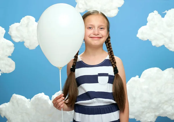 Fille Habillée Robe Rayée Posant Sur Fond Bleu Avec Des — Photo