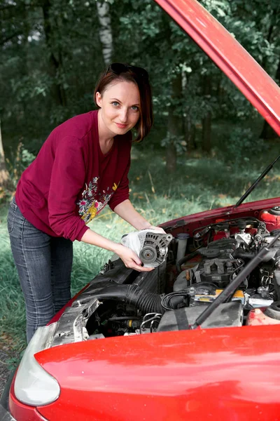 Молода Дівчина Стоїть Зламаному Автомобілі Тримає Погану Запасну Частину Електричний — стокове фото