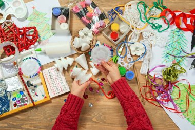 Süslemeleri için yeni yıl tatili yapma çocuk. Resim suluboya. Üstten görünüm. Sanat çalışma alanı ile yaratıcı aksesuarları.