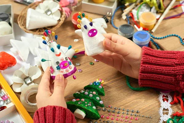 Bambini Che Fanno Decorazioni Vacanza Anno Nuovo Dipingere Acquerelli Vista — Foto Stock