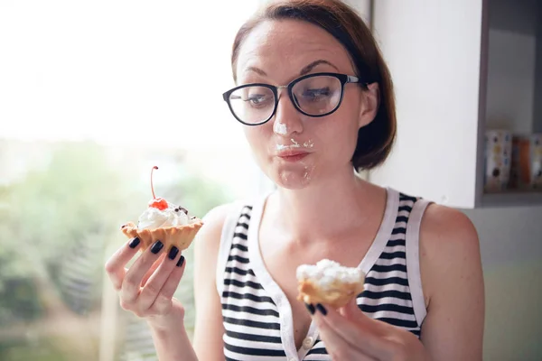 Menina Comer Bolos Saborosos Sentado Janela Comida Doce Prazer — Fotografia de Stock