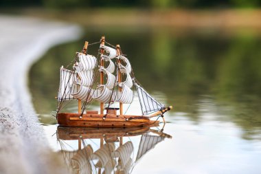 nehirde gemi yelken bir oyuncak