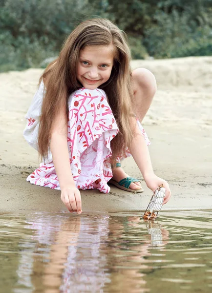 Ragazza Che Gioca Con Una Barca Vela Giocattolo Vicino Fiume — Foto Stock