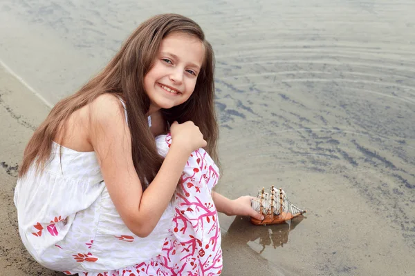 nehirde gemi yelken bir oyuncakla oynayan kız