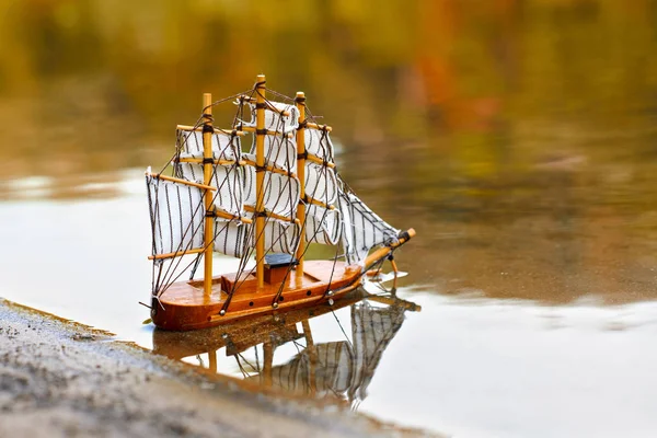 Toy Sailing Ship River — Stock Photo, Image
