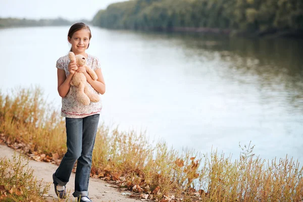 Bambina Con Orsetto Giocattolo Passeggia Lungo Sentiero Nella Foresta Tramonto — Foto Stock