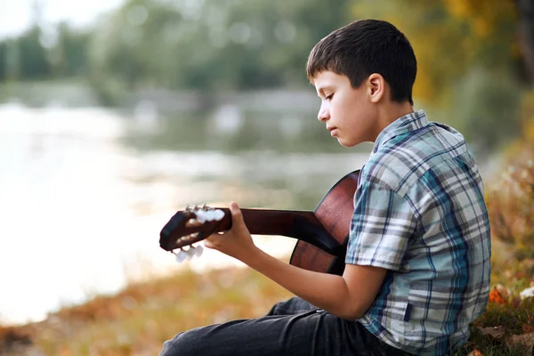 Jongen Een Akoestische Gitaar Speelt Zit Aan Oever Van Rivier — Stockfoto