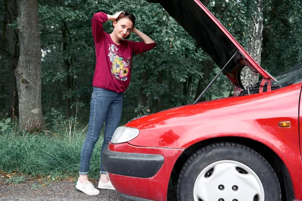Young Girl Stands Broken Car Looks Engine Does Understand How — Stock Photo, Image