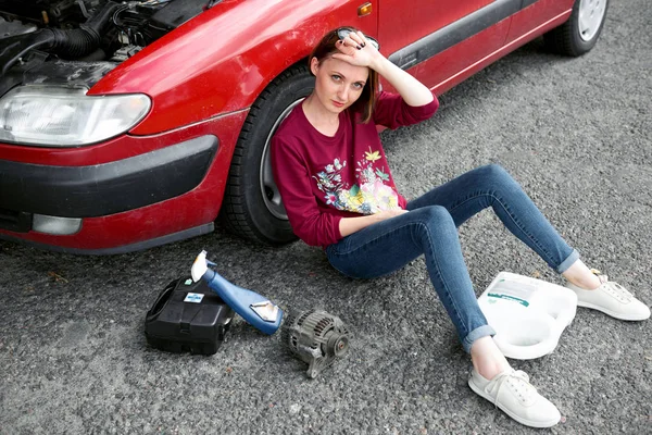 Young Girl Sitting Broken Car Looking Help Next Her Bad — Stock Photo, Image