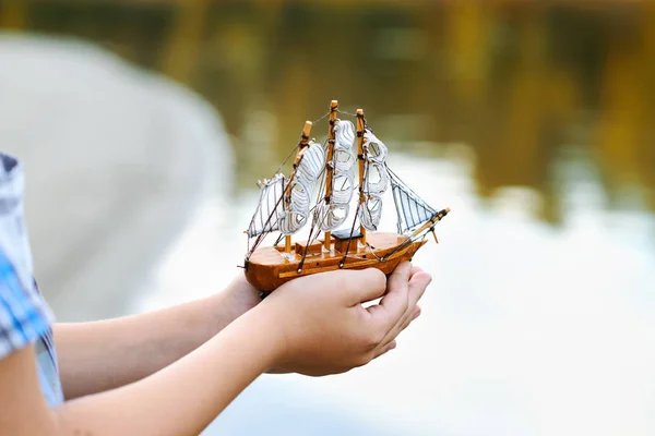 Kind Spelen Met Speelgoed Zeilschip Door Rivier Hand Closeup — Stockfoto