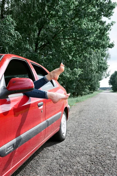 Fiatal Vezető Pihen Egy Piros Autó Rátette Lábát Kocsi Ablakon — Stock Fotó