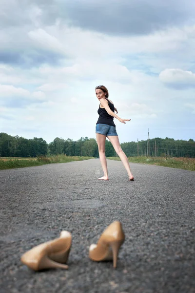 Young Girl Walking Barefoot Road She Left Her Shoes Road — Stock Photo, Image