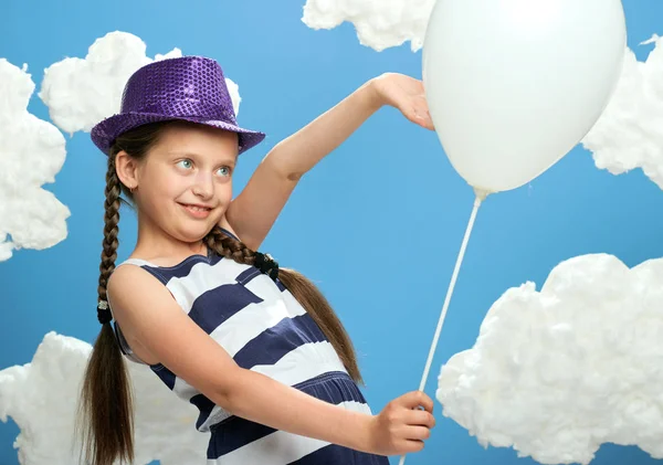 Fille Habillée Robe Rayée Chapeau Couleur Posant Sur Fond Bleu — Photo