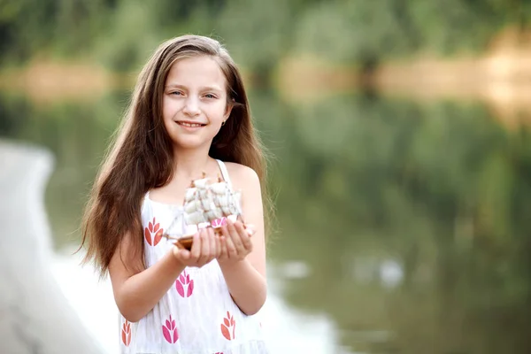 Dívka Hraje Hračkou Plachetnice Řeky — Stock fotografie