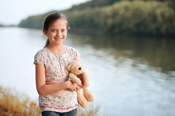 Criança Menina Com Urso Brinquedo Caminhando Longo Caminho Floresta Pôr — Fotografia de Stock