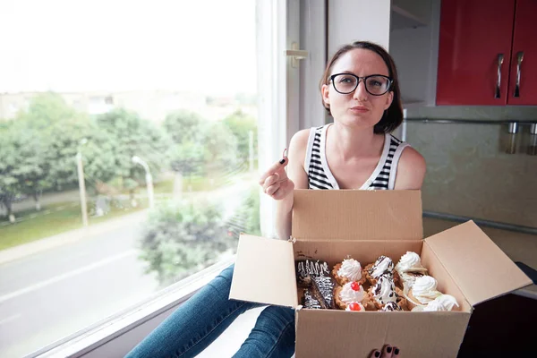 Menina Comer Bolos Saborosos Sentado Janela Comida Doce Prazer — Fotografia de Stock