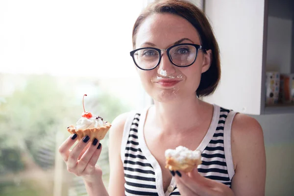 Menina Comer Bolos Saborosos Sentado Janela Comida Doce Prazer — Fotografia de Stock