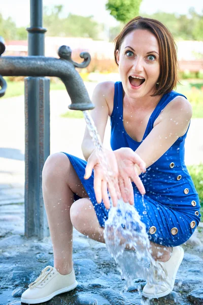 Young Girl Playing Water Squirt Making Splashes — Stock Photo, Image