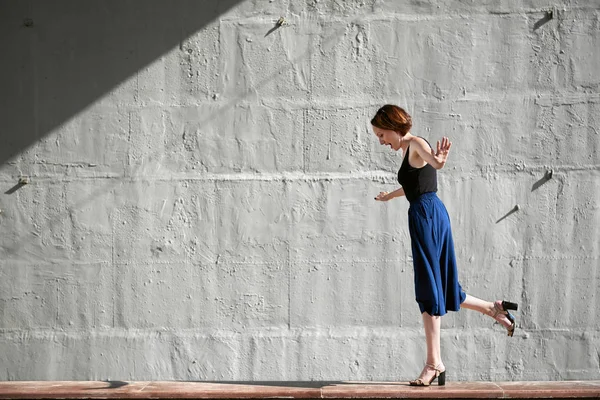 Giovane Ragazza Posa Contro Muro Cemento Vestita Nero Luce Dura — Foto Stock