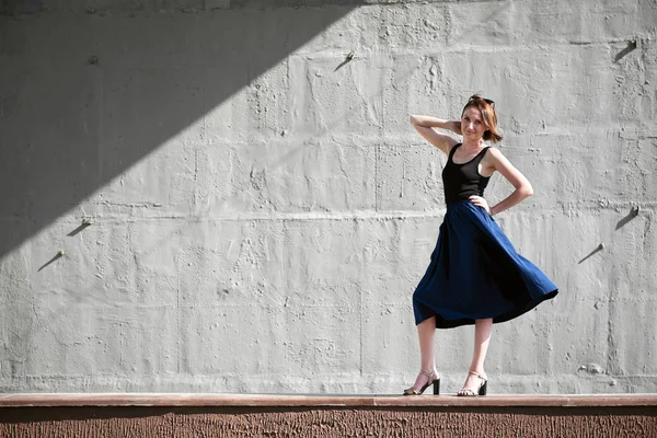 Młoda Dziewczyna Pozowanie Przed Ściany Betonowej Ubrany Czarny Twardy Światło — Zdjęcie stockowe