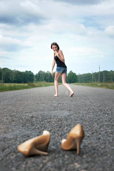 Молода Дівчина Йде Босоніж Дорозі Вона Залишила Взуття Дорозі Забула — стокове фото