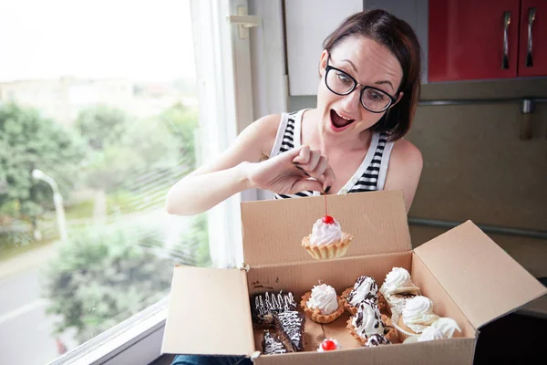 Menina Comer Bolos Saborosos Sentado Janela Comida Doce Prazer — Fotografia de Stock