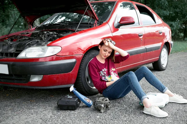 Una Joven Sentada Cerca Coche Roto Busca Ayuda Lado Hay — Foto de Stock