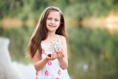 nehirde gemi yelken bir oyuncakla oynayan kız