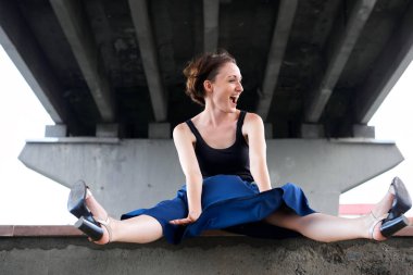 Genç kız köprünün altında poz giyinmiş siyah, modern mimari